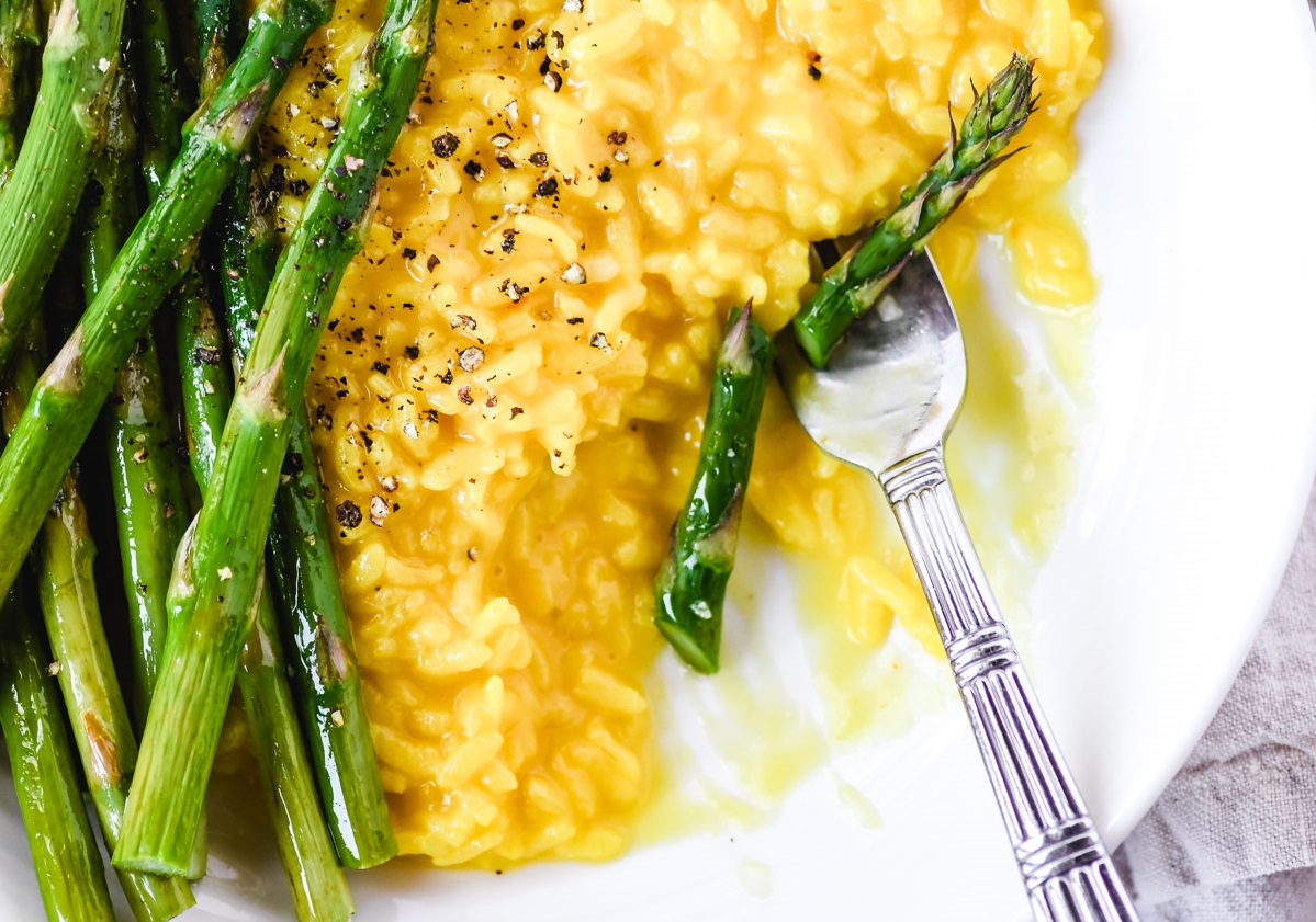 SAFFRON RISOTTO WITH ROASTED ASPARAGUS - Delish28
